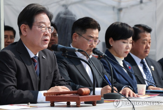 더불어민주당 이재명 대표가 2일 종로구 광화문 천막당사에서 열린 최고위원회의에서 발언하고 있다. 연합뉴스